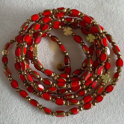 Detail des perles de verre ovales du sautoir corail solaire finition dorée