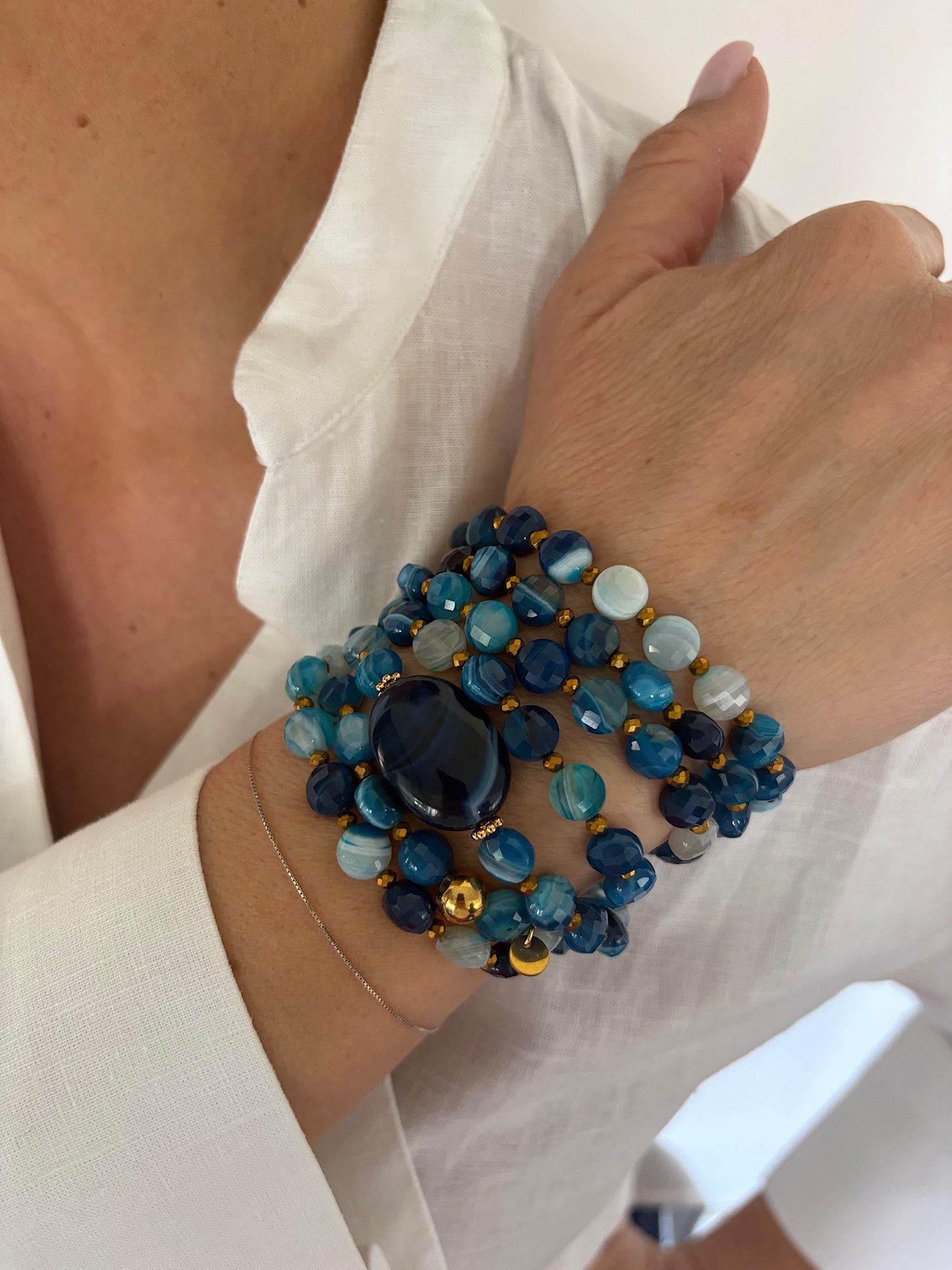 Sautoir Timothée bleu en agate avec perles plates porté en manchette, bijoux fait main FAIS PAS TA STEPH