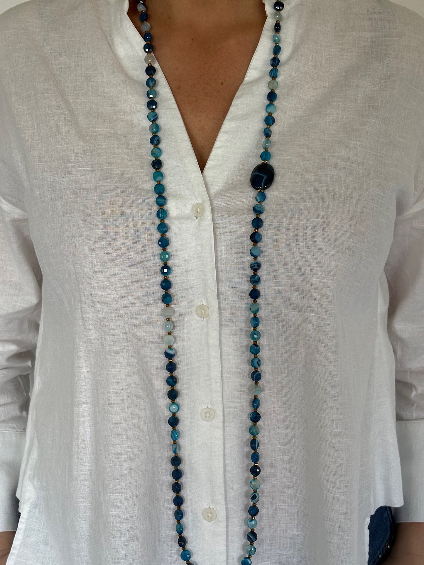 Sautoir Timothée bleu en agate porté long sur chemise blanche, perles plates et pierre centrale, bijou FAIS PAS TA STEPH