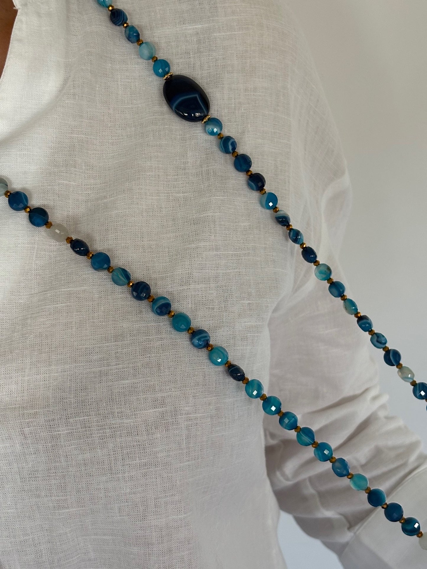 Sautoir Timothée bleu en agate porté long, détail du tombé et des perles plates, bijou FAIS PAS TA STEPH