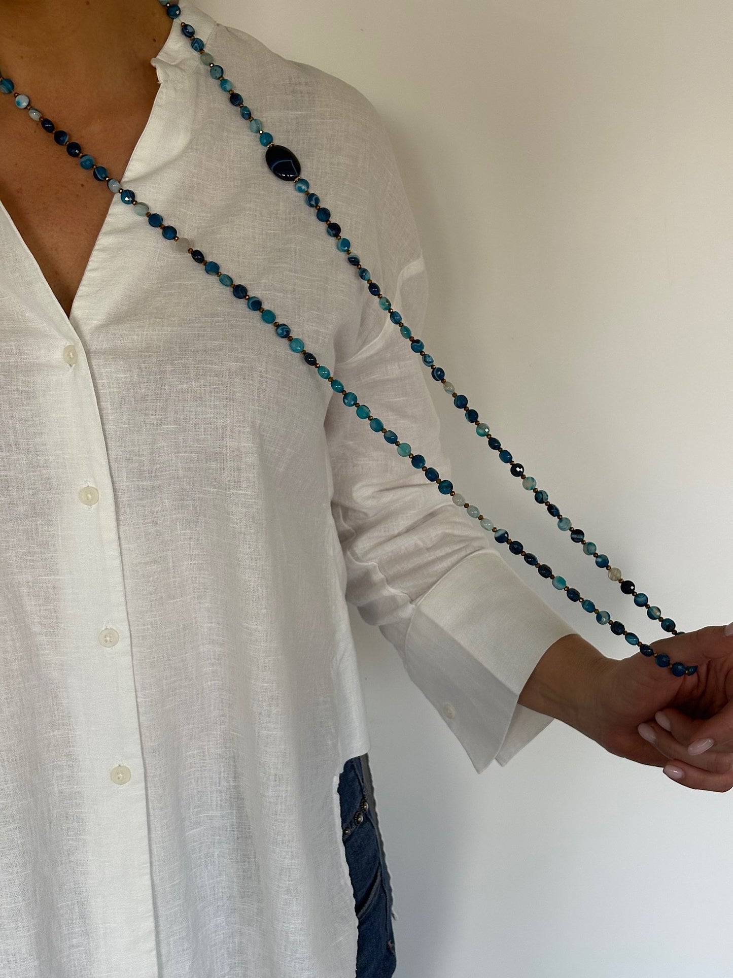 Sautoir Timothée bleu en agate porté long, perles plates et pierre centrale, bijou FAIS PAS TA STEPH