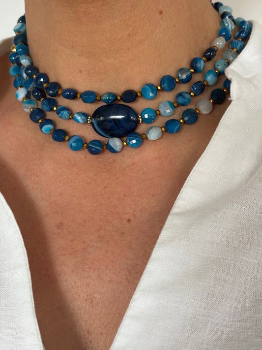 Sautoir Timothée bleu en agate porté en ras de cou 3 tours, perles plates et pierre centrale, bijou FAIS PAS TA STEPH