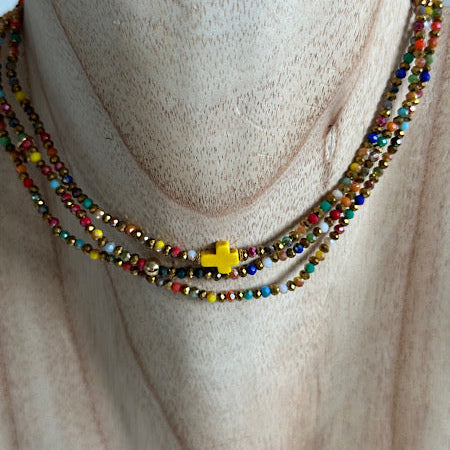 Sautoir Vicky Croix Jaune porté en ras de cou, un bijou polyvalent en perles de verre.