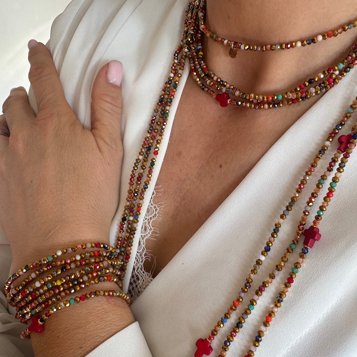 Sautoir multicolore Vicky X Rouge porté, perles colorées et croix rouges FAIS PAS TA STEPH