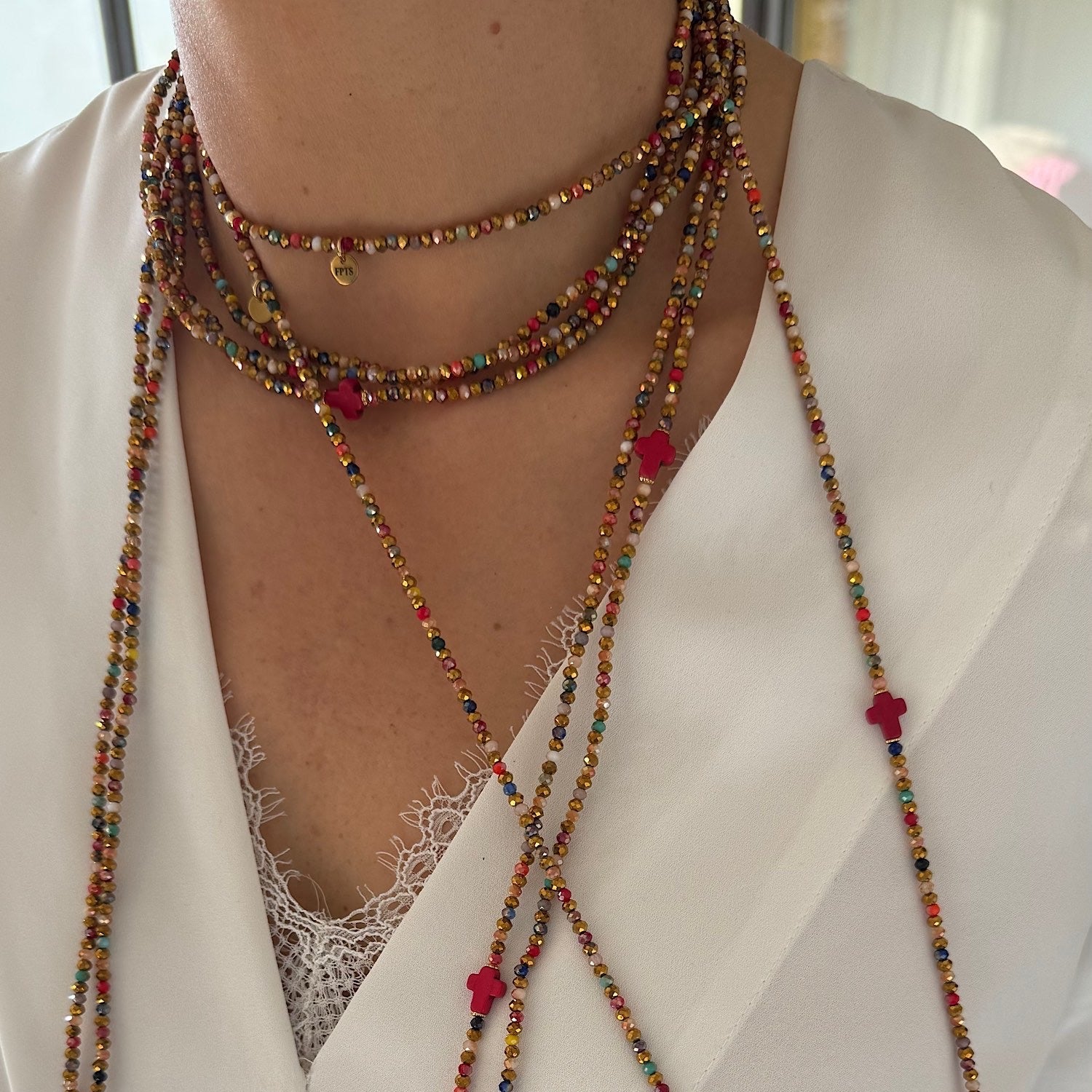 sautoir multicolore vicky x rouge avec croix rouge porte en accumulation sur chemise blanche fais pas ta steph